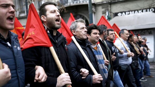 Protesters from the Communist-affiliated trade union PAME march during a 24-hour general strike against planned pension reforms in central Athens, Greece, February 4, 2016. - Sputnik International