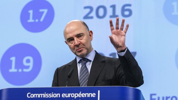 European Commissioner for Economic and Financial Affairs Pierre Moscovici presents the EU executive's winter economic forecasts during a news conference at the EU Commission headquarters in Brussels, Belgium February 4, 2016 - Sputnik International