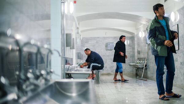 Refugee's wash their feet and refresh at Stockholm central mosque bathroom on October 15, 2015 after many hours bus journey from the southern city of Malmo - Sputnik International