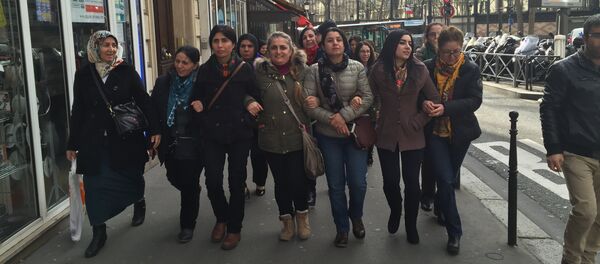Nesrîn Abdalla, Commander of the all-female unit of the Kurdish People's Protection Units, with Kurdish women, who live in Paris. Nesrîn Abdalla, Commander of the all-female unit of the Kurdish People's Protection Units, with Kurdish women, who live in Paris. - Sputnik International