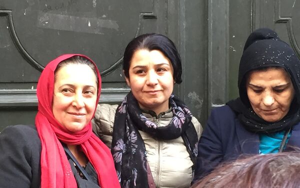 Nesrîn Abdalla, Commander of the all-female unit of the Kurdish People's Protection Units, with Kurdish women, who live in Paris. - Sputnik International