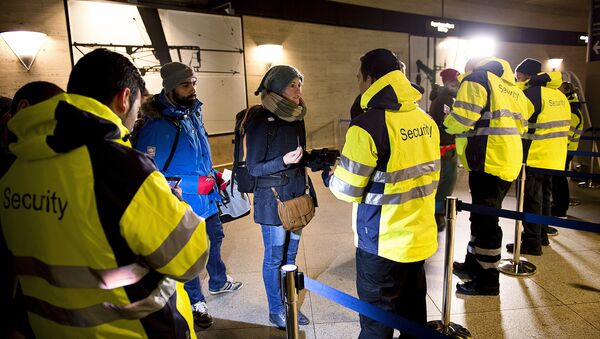 Security checks travelers IDs on January 4, 2016 at the train station in Kastrup (Denmark), the last stop before Sweden. - Sputnik International