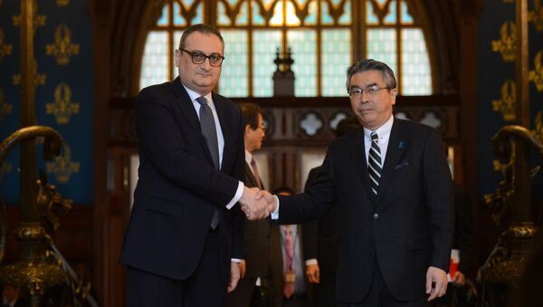 Deputy Minister of Foreign Affairs of Russia Igor Morgulov, left, and his Japanese counterpart Shinsuke Sugiyama shake hands during their meeting in Moscow - Sputnik International