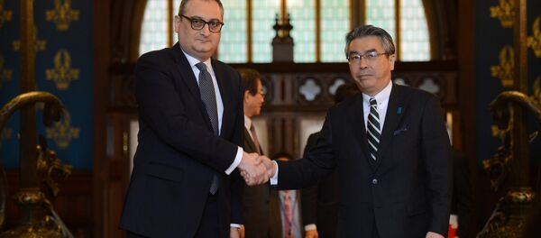 Deputy Minister of Foreign Affairs of Russia Igor Morgulov, left, and his Japanese counterpart Shinsuke Sugiyama shake hands during their meeting in Moscow - Sputnik International