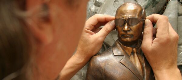 Russian artist Oleg Kukushkin working on a mini sculpture of Russian President Vladimir Putin Russian artist Oleg Kukushkin working on a mini sculpture of Russian President Vladimir Putin - Sputnik International