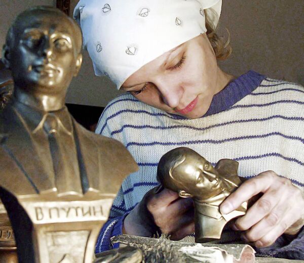 A young lady from the Rostov-based Klassik workshop making a bronze bust of Vladimir Putin A young lady from the Rostov-based Klassik workshop making a bronze bust of Vladimir Putin - Sputnik International