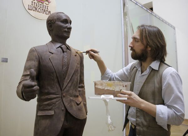 Sculptor Nikita Gusev corrects his life-sized chocolate statue of Russian President Vladimir Putin prior the opening the Chocolate Festival in St.Petersburg, Russia, Saturday, Dec. 5, 2015 Sculptor Nikita Gusev corrects his life-sized chocolate statue of Russian President Vladimir Putin prior the opening the Chocolate Festival in St.Petersburg, Russia, Saturday, Dec. 5, 2015 - Sputnik International