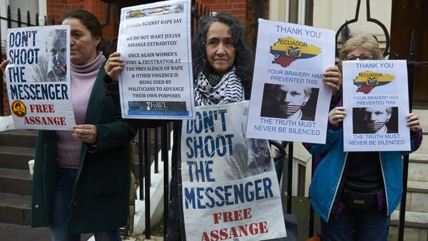 Supporters of WikiLeaks founder Julian Assange hold placards outside the Ecuadorian Embassy in central London on February 4, 2016 - Sputnik International
