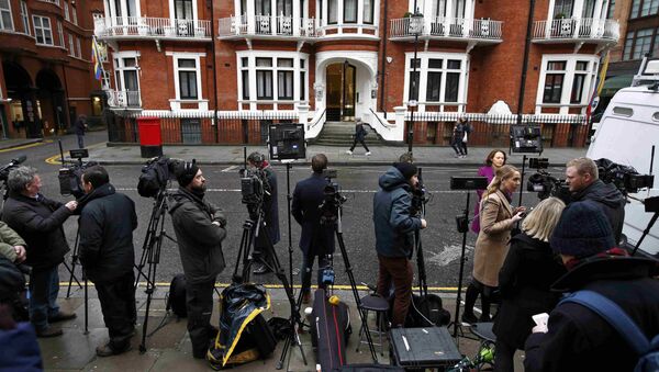 Members of the media wait opposite the Ecuadorian embassy in central London, Britain February 5, 2016 - Sputnik International