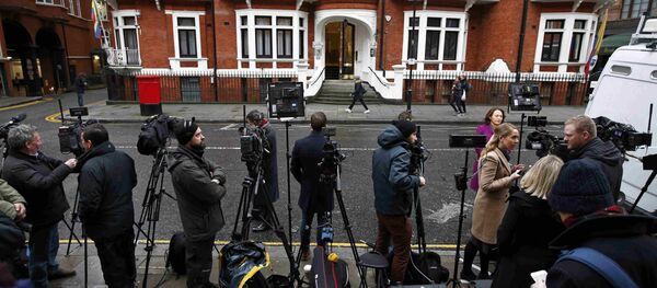 Members of the media wait opposite the Ecuadorian embassy in central London, Britain February 5, 2016 Members of the media wait opposite the Ecuadorian embassy in central London, Britain February 5, 2016 - Sputnik International