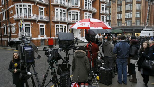 Media wait in front of the Ecuadorean Embassy in London, where Wikileaks founder Julian Assange is staying, Friday, Feb. 5, 2016 - Sputnik International