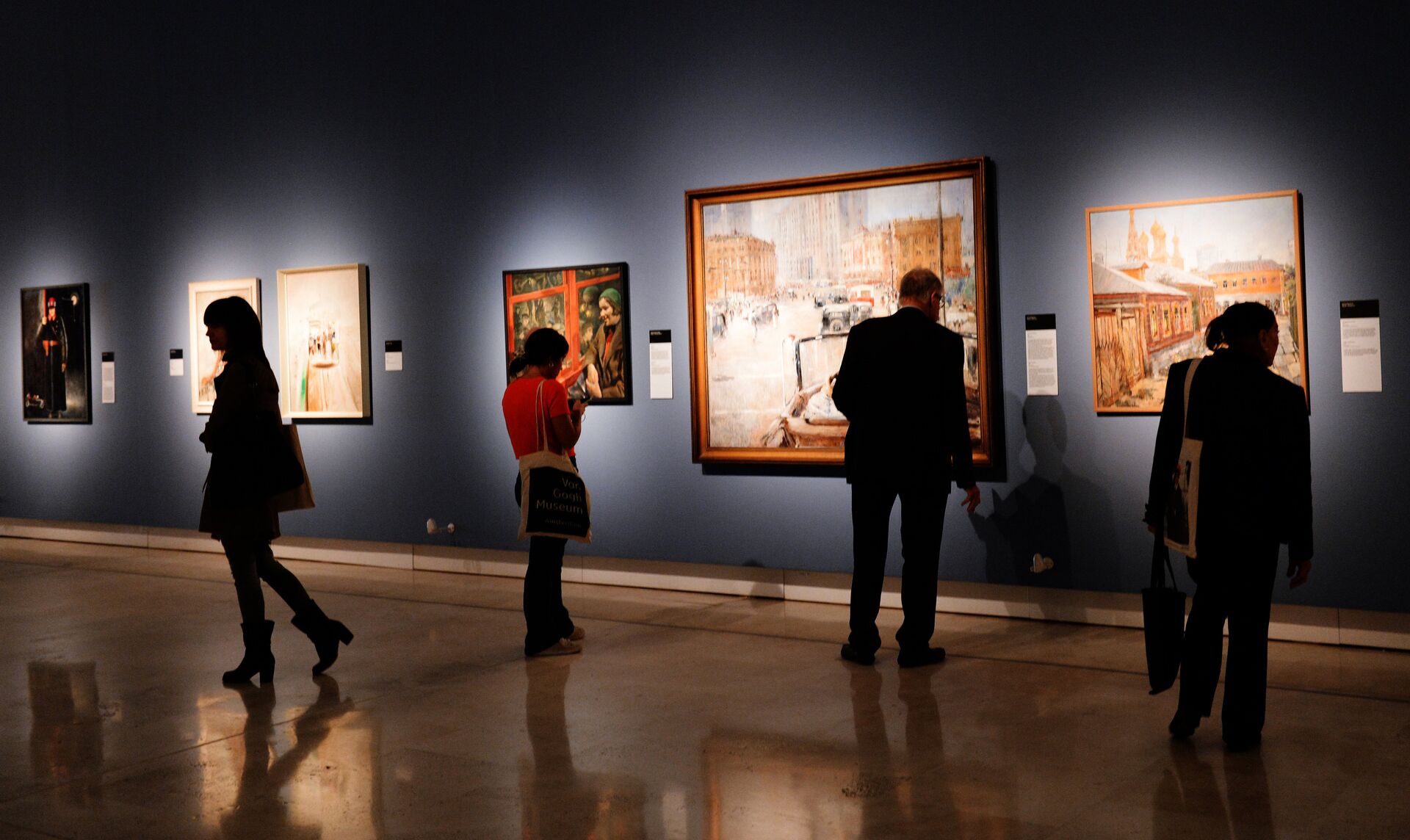 Visitors at the Palazzo delle Esposizioni in Rome attend an exhibition of paintings from the collection of the Institute for Russian Realist Art (IRRA), state-owned museums and private collections called 'Russia on the Road (1920-1990).' Center: The New Moscow by Yury Pimenov, courtesy of the State Tretyakov Gallery - Sputnik International, 1920, 30.11.2022