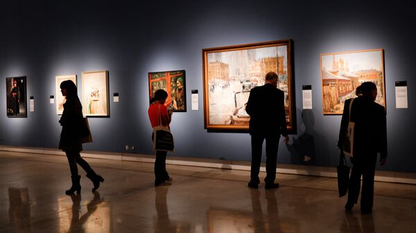 Visitors at the Palazzo delle Esposizioni in Rome attend an exhibition of paintings from the collection of the Institute for Russian Realist Art (IRRA), state-owned museums and private collections called 'Russia on the Road (1920-1990).' Center: The New Moscow by Yury Pimenov, courtesy of the State Tretyakov Gallery - Sputnik International