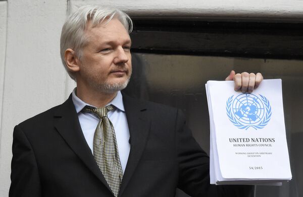 WikiLeaks founder Julian Assange holds a copy of a U.N. ruling as he makes a speech from the balcony of the Ecuadorian Embassy, in central London, Britain February 5, 2016. WikiLeaks founder Julian Assange holds a copy of a U.N. ruling as he makes a speech from the balcony of the Ecuadorian Embassy, in central London, Britain February 5, 2016. - Sputnik International