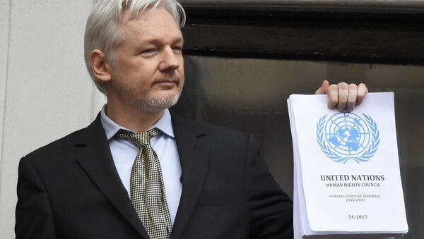 WikiLeaks founder Julian Assange holds a copy of a U.N. ruling as he makes a speech from the balcony of the Ecuadorian Embassy, in central London, Britain February 5, 2016. - Sputnik International