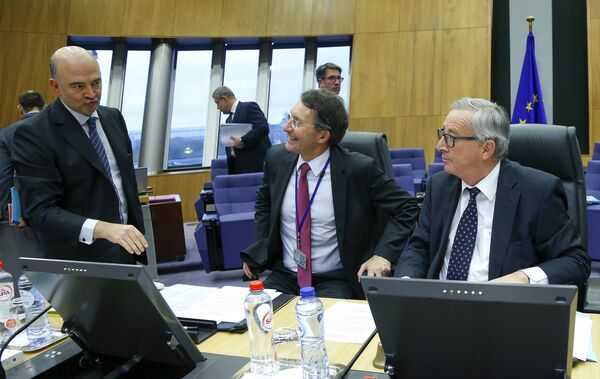 European Commission President Jean-Claude Juncker (R) talks with EU Economics Commissioner Pierre Moscovici (L) during an extraordinary meeting with EU commissioners on the Portugal's budget in Brussels, Belgium, February 5, 2016 European Commission President Jean-Claude Juncker (R) talks with EU Economics Commissioner Pierre Moscovici (L) during an extraordinary meeting with EU commissioners on the Portugal's budget in Brussels, Belgium, February 5, 2016 - Sputnik International