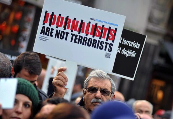 Turkish journalists gathered to protest against the jailing of opposition Cumhuriyet newspaper's editor-in-chief Can Dundar and Ankara representative Erdem Gul, in Istanbul, December 2015. Turkish journalists gathered to protest against the jailing of opposition Cumhuriyet newspaper's editor-in-chief Can Dundar and Ankara representative Erdem Gul, in Istanbul, December 2015. - Sputnik International