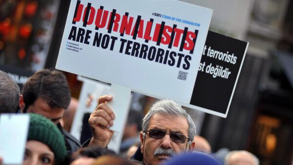 Turkish journalists gathered to protest against the jailing of opposition Cumhuriyet newspaper's editor-in-chief Can Dundar and Ankara representative Erdem Gul, in Istanbul, December 2015. - Sputnik International