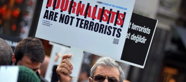 Turkish journalists gathered to protest against the jailing of opposition Cumhuriyet newspaper's editor-in-chief Can Dundar and Ankara representative Erdem Gul, in Istanbul, Saturday, Dec. 26, 2015 - Sputnik International