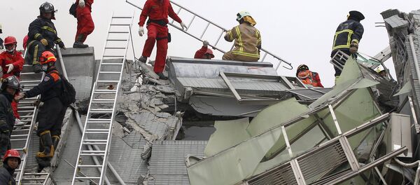 Rescue personnel work at the site where a 17-storey apartment building collapsed in an earthquake in Tainan, southern Taiwan, February 6, 2016 Rescue personnel work at the site where a 17-storey apartment building collapsed in an earthquake in Tainan, southern Taiwan, February 6, 2016 - Sputnik International