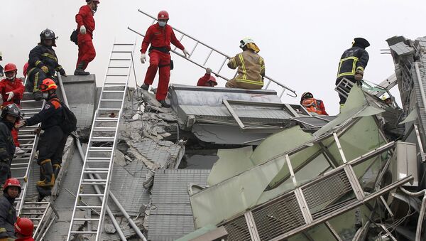 Rescue personnel work at the site where a 17-storey apartment building collapsed in an earthquake in Tainan, southern Taiwan, February 6, 2016 - Sputnik International
