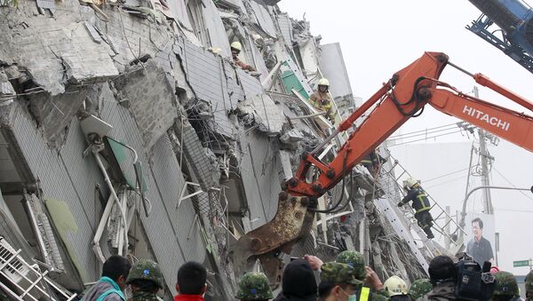 Rescue personnel work at the site where a 17 story apartment building collapsed from an earthquake in Tainan, southern Taiwan, February 6, 2016 - Sputnik International