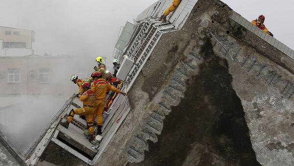 Rescue personnel work at the site where a 17-storey apartment building collapsed, after an earthquake in Tainan, southern Taiwan, February 6, 2016 - Sputnik International