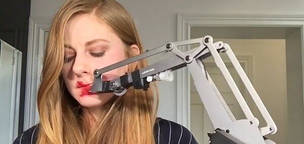 I made a lipstick robot - Sputnik International