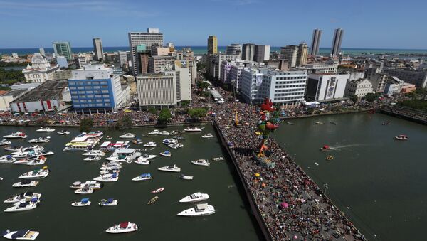 Tens of thousands of people take part in the “Galo da Madruga” or The Dawn Rooster carnival parade, in downtown of Recife, Pernambuco state, Brazil, Saturday, Feb. 6, 2016 - Sputnik International