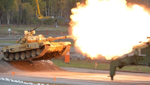 Т-90А tank during demonstration firing - Sputnik International