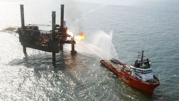 An emergency boat works to put out a fire at the Kab 121 oil platform belonging to the Mexican state-owned oil company PEMEX, in the Gulf of Mexico, Mexico. - Sputnik International