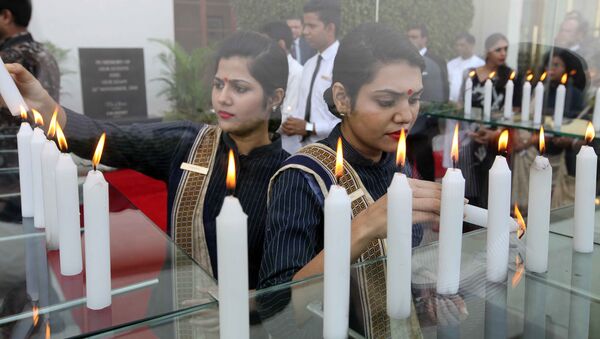 Indian hotel staff pay tribute to victims seven years after a deadly terror attack killed and injured staff and guests in Mumbai on November 26, 2015. A total of 166 people were killed in November 2008 when Islamist gunmen stormed luxury hotels, the main railway station, a Jewish centre and other sites in the booming metropolis of Mumbai, the financial heart of India. - Sputnik International