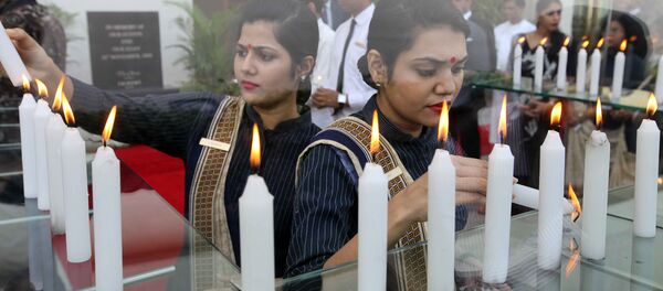 Indian hotel staff pay tribute to victims seven years after a deadly terror attack killed and injured staff and guests in Mumbai on November 26, 2015. A total of 166 people were killed in November 2008 when Islamist gunmen stormed luxury hotels, the main railway station, a Jewish centre and other sites in the booming metropolis of Mumbai, the financial heart of India. - Sputnik International