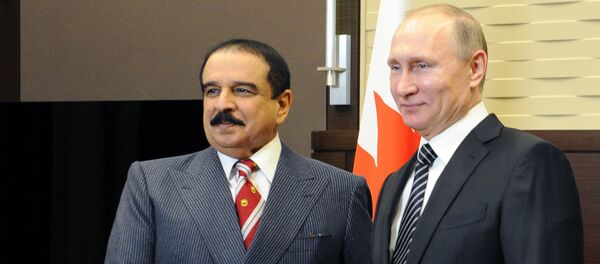 Russian President Vladimir Putin (R) and Bahrain's King Hamad bin Isa Al Khalifa pose for a photo during a meeting at the Bocharov Ruchei state residence in Sochi, Russia Russian President Vladimir Putin (R) and Bahrain's King Hamad bin Isa Al Khalifa pose for a photo during a meeting at the Bocharov Ruchei state residence in Sochi, Russia - Sputnik International