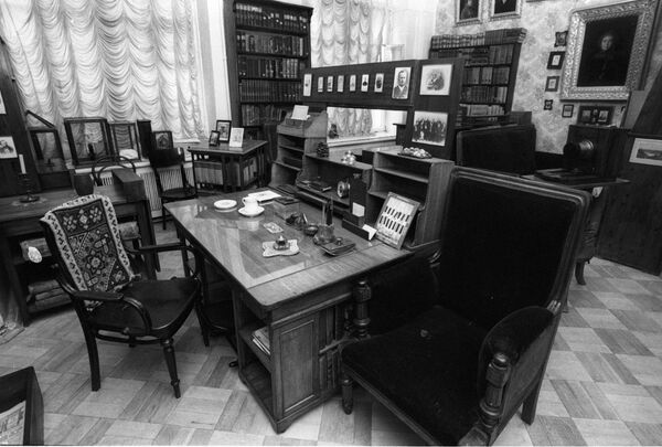 Chemist Dmitri Mendeleev's working study at the Leningrad University where he used to live and work. Chemist Dmitri Mendeleev's working study at the Leningrad University where he used to live and work. - Sputnik International