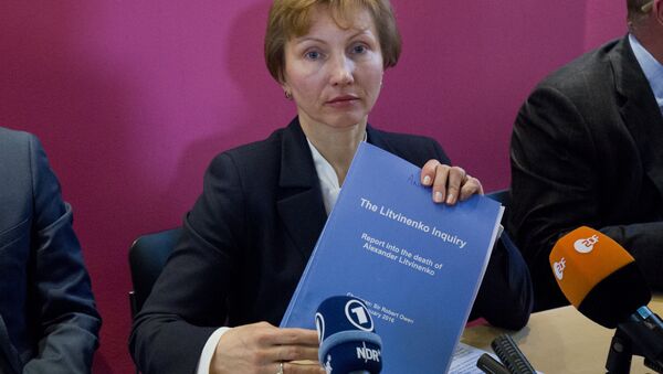 Marina Litvinenko, widow of ex-Russian spy Alexander Litvinenko, holds up the report into the death of her husband at a press conference in London on Janurary 21, 2016 - Sputnik International