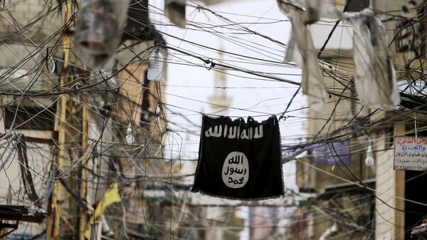 An Islamic State flag hangs amid electric wires over a street. - Sputnik International