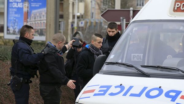 Police officers detain activists who were taking part in a demonstration against migrants, which was organized by the anti-Islam group PEGIDA, near the railway station of Calais, France, February 6, 2016. - Sputnik International
