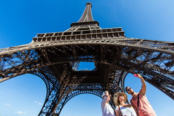 People taking a selfie in front of the Eiffel Tower, Paris. People taking a selfie in front of the Eiffel Tower, Paris. - Sputnik International