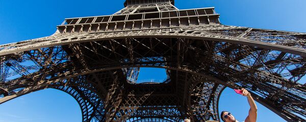 People taking a selfie in front of the Eiffel Tower, Paris. People taking a selfie in front of the Eiffel Tower, Paris. - Sputnik International