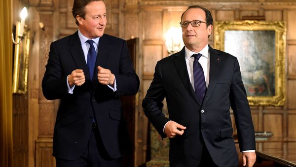 French President Francois Hollande (R) meets with British Prime Minister David Cameron (L) in the Great Polour at the prime minister's Chequers residence before a working dinner near Ellesborough, northwest of London, on September 22, 2015. - Sputnik International