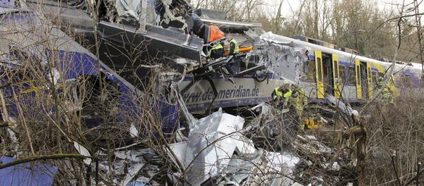 Members of emergency services remove a body from the carriage at the site of two crashed trains near Bad Aibling in southwestern Germany, February 9, 2016. - Sputnik International