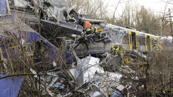 Members of emergency services remove a body from the carriage at the site of two crashed trains near Bad Aibling in southwestern Germany, February 9, 2016. - Sputnik International
