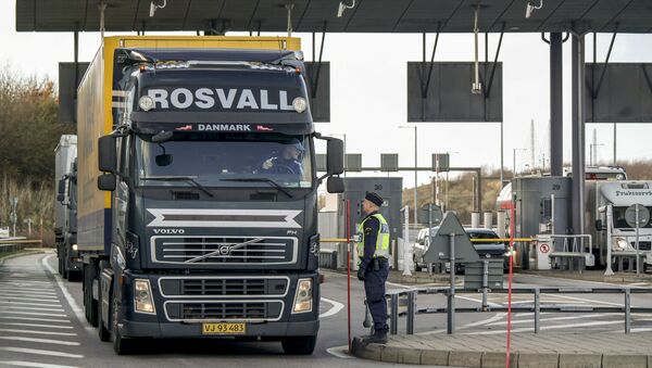 Police and customs personnel stop a freight truck at the toll booth at the Swedish end of the bridge between Sweden and Denmark in Malmo, Sweden - Sputnik International