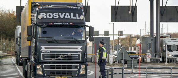 Police and customs personnel stop a freight truck at the toll booth at the Swedish end of the bridge between Sweden and Denmark in Malmo, Sweden Police and customs personnel stop a freight truck at the toll booth at the Swedish end of the bridge between Sweden and Denmark in Malmo, Sweden - Sputnik International