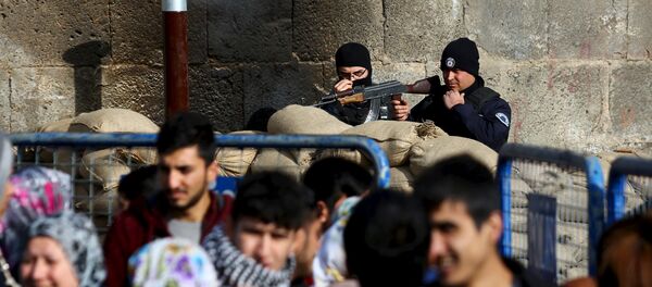 Turkish police stand guard one of the entrance of Sur district, which is partially under curfew, in the Kurdish-dominated southeastern city of Diyarbakir, Turkey January 29, 2016. - Sputnik International