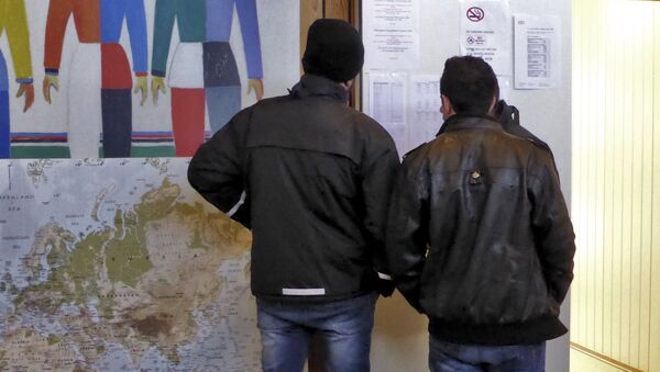 Men look at a notice board at a reception center for Syrian asylum-seekers in Naerboe, Norway, January 19, 2016. - Sputnik International