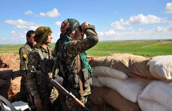 Members of the Kurdish People's Protection Units (YPG) monitor the positions of Islamic State (IS) group in the Syrian town of Ras al-Ain, close to the Turkish border on March 13, 2015 Members of the Kurdish People's Protection Units (YPG) monitor the positions of Islamic State (IS) group in the Syrian town of Ras al-Ain, close to the Turkish border on March 13, 2015 - Sputnik International