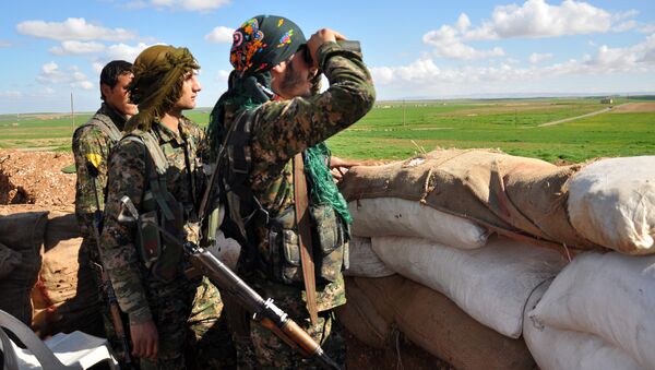 Members of the Kurdish People's Protection Units (YPG) monitor the positions of Islamic State (IS) group in the Syrian town of Ras al-Ain, close to the Turkish border on March 13, 2015 - Sputnik International