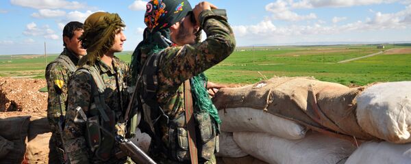 Members of the Kurdish People's Protection Units (YPG) monitor the positions of Islamic State (IS) group in the Syrian town of Ras al-Ain, close to the Turkish border on March 13, 2015 - Sputnik International